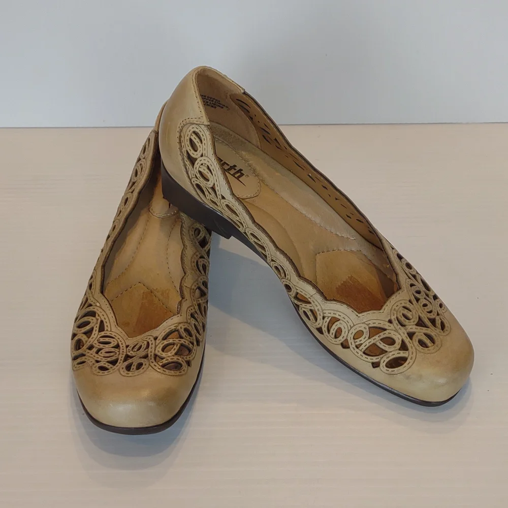 Earth Shoe Leather Bayside Biscuit Heavy Padded Laser Cut Scroll Slip On Wedges